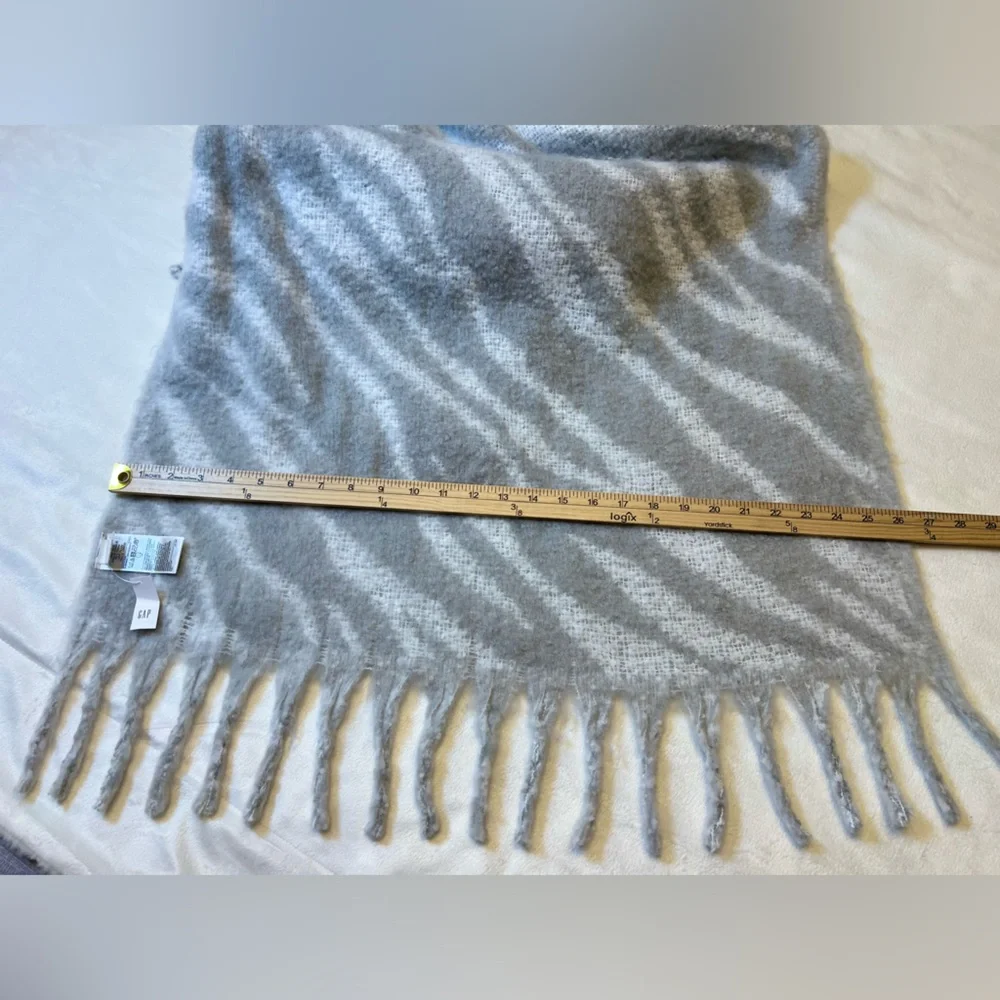 GAP Soft Gray‎ and White Shawl One Size